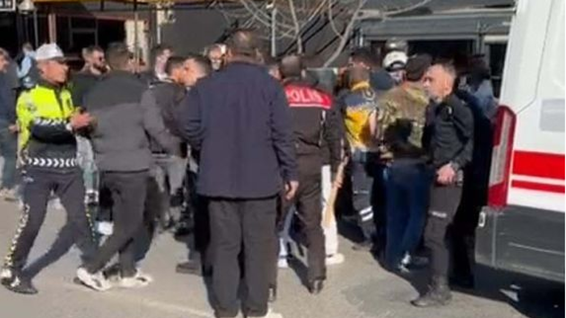 Manisa'da Bıçaklı Kavga: 1 Ölü, 2 Ağır Yaralı, Şüpheliler Kaçtı