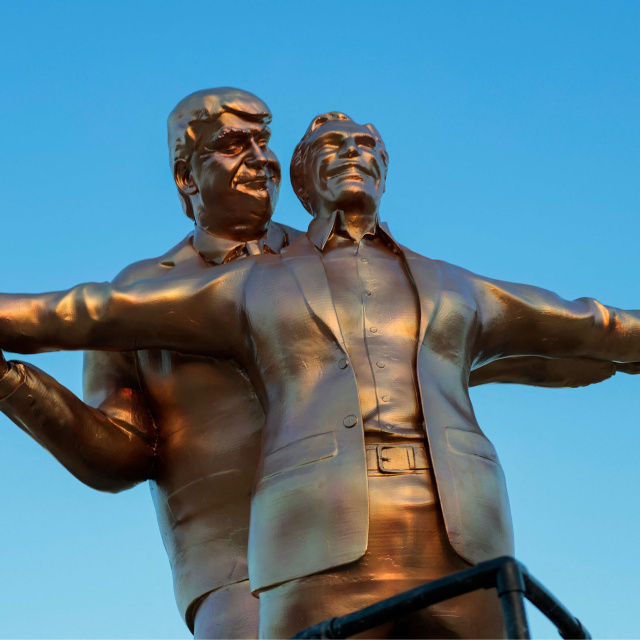 Washington'da Trump ve Epstein'in sarıldığı heykel