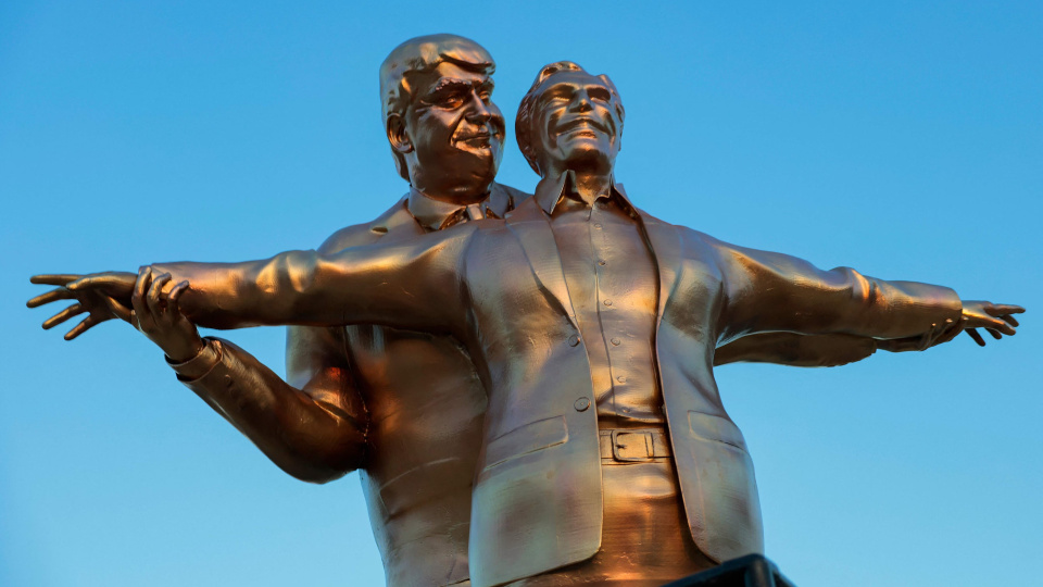 Washington'da Trump ve Epstein'in sarıldığı heykel