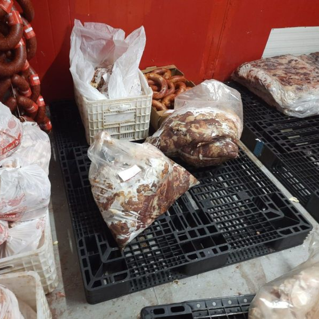 700 kilo bozuk sucuk ele geçirildi