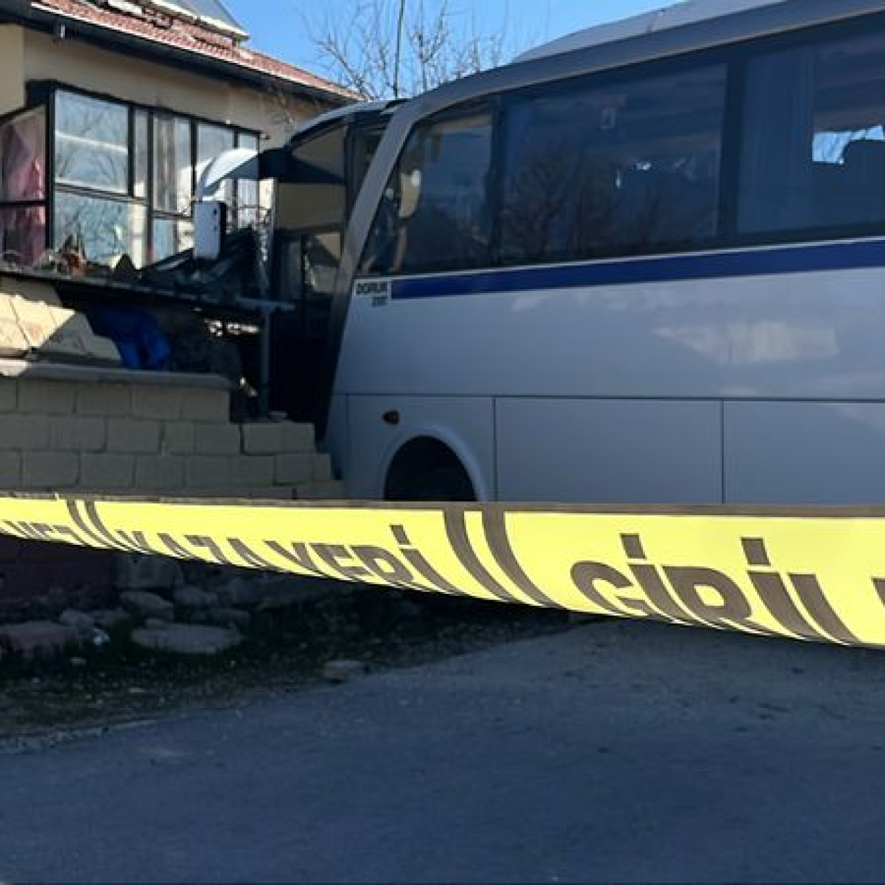 Servis ve otobüs çarpıştı: 20 yaralı