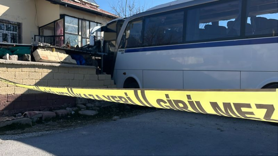 Servis ve otobüs çarpıştı: 20 yaralı