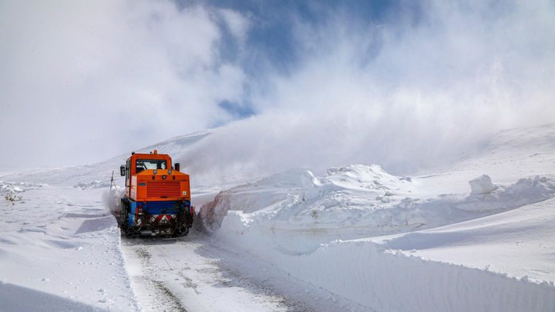 İran sınırında 2 metreyi aşan karla mücadele | Son dakika haberleri