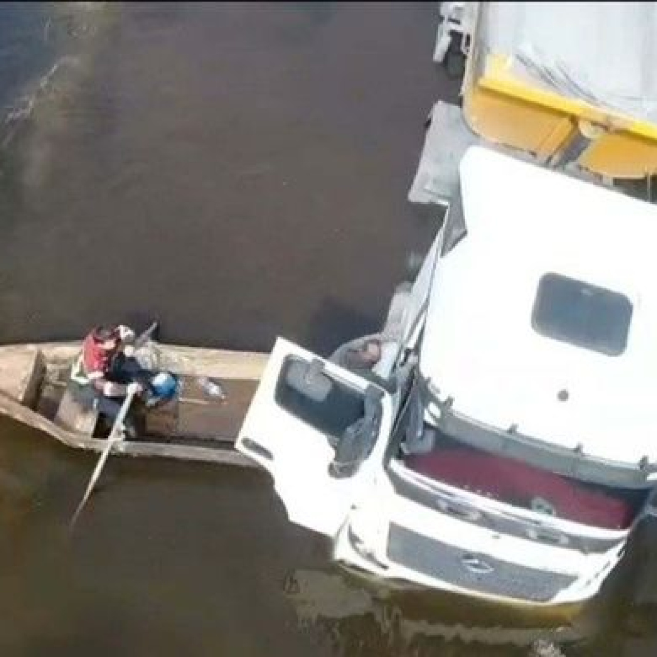 TIR şoförü sandalla kurtarıldı