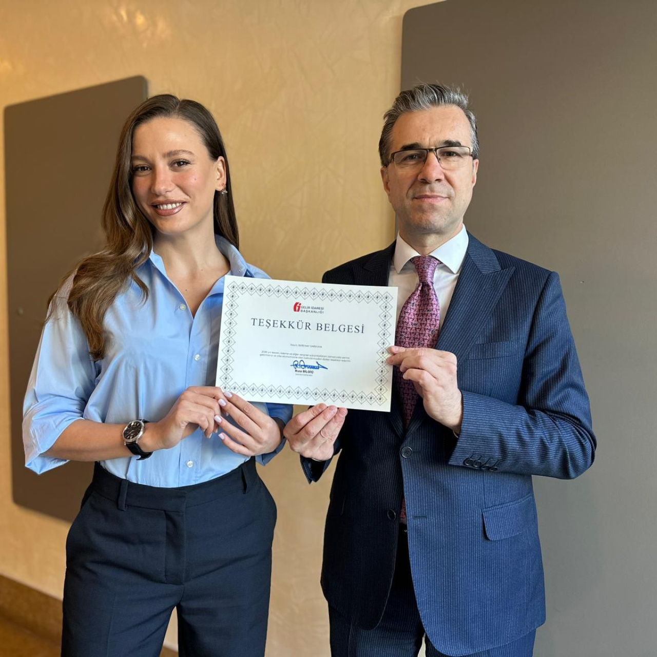 Serenay Sarıkaya’ya teşekkür belgesi