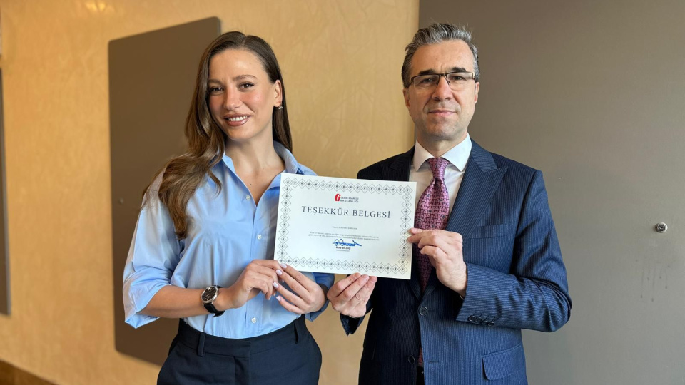 Serenay Sarıkaya'ya teşekkür belgesi