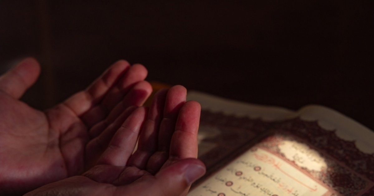 İftar vakti bekleyen insanlar ve sofra detayı