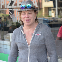 Evinden çıkarılıyor