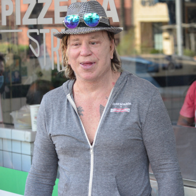 Evinden çıkarılıyor