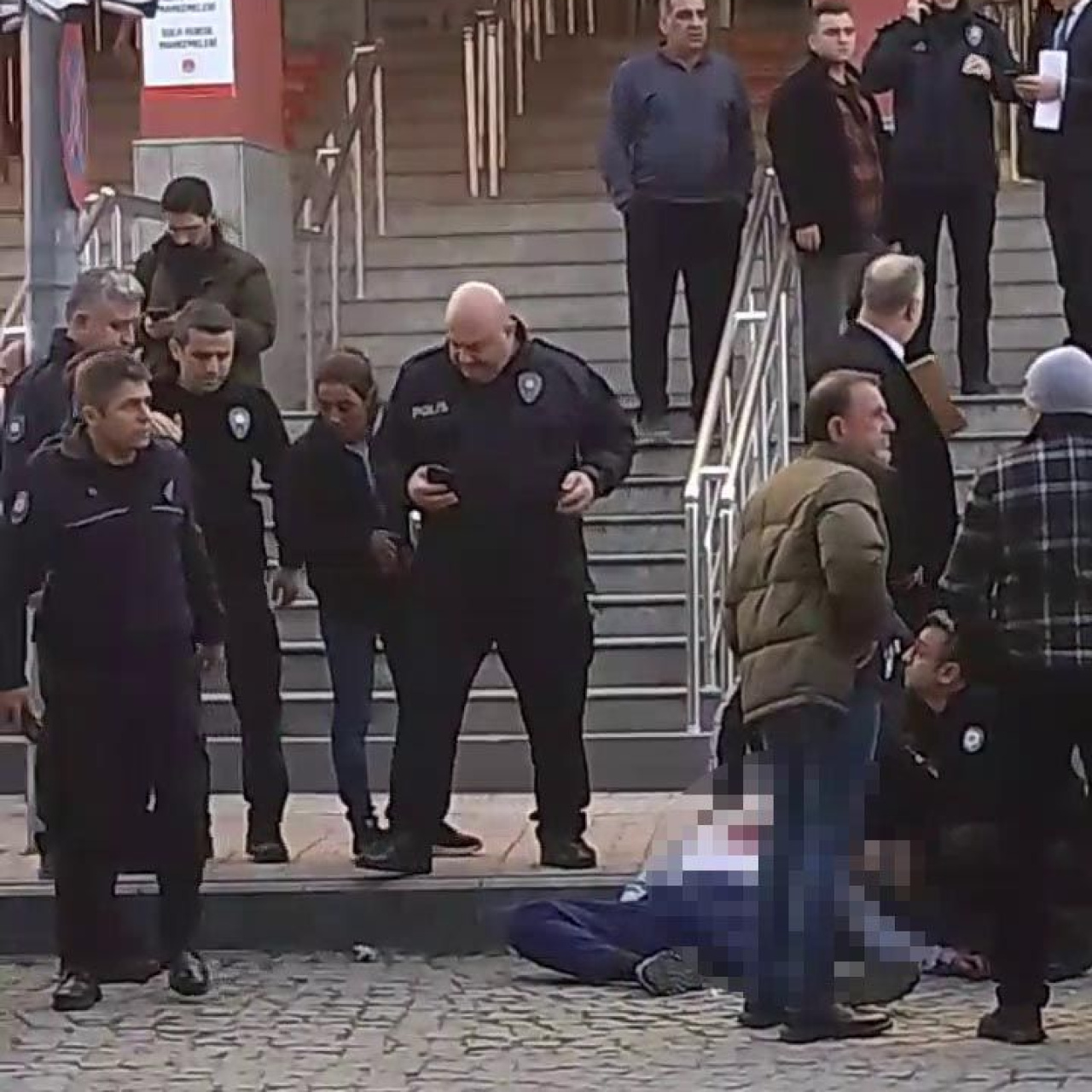 Adliye önünde cinsel istismar cinayeti! Kalbinden bıçakladı