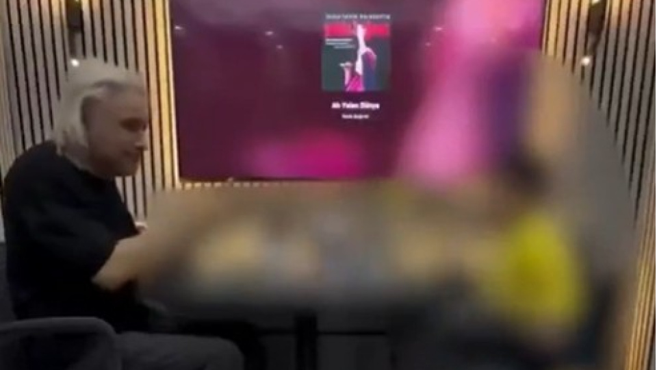 3 yaşındaki çocuğu alkol masasına oturtan babaya gözaltı