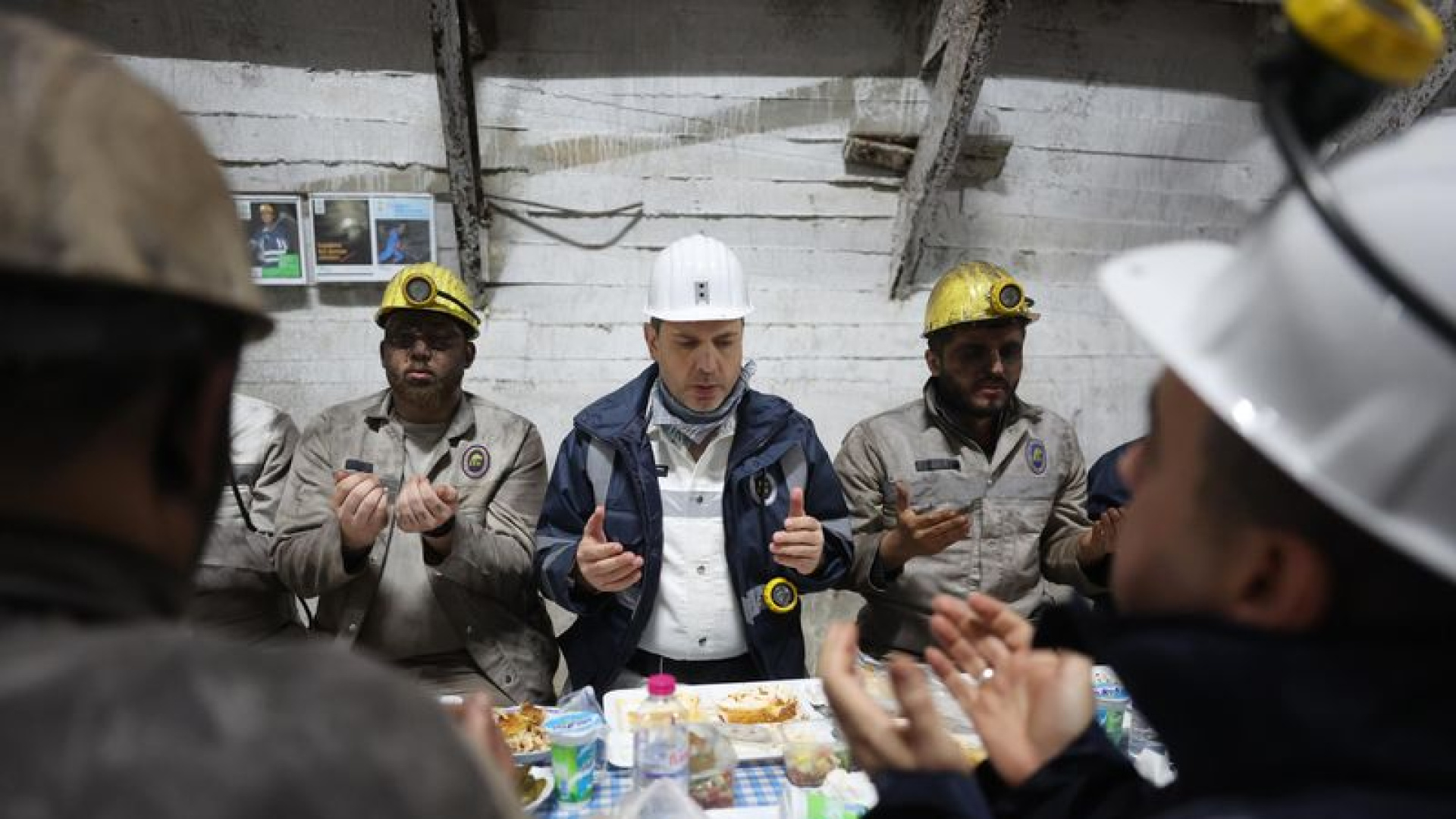 Bakan Bayraktar, Zonguldak'ta -630 Metrede Madencilerle İftarda Buluştu