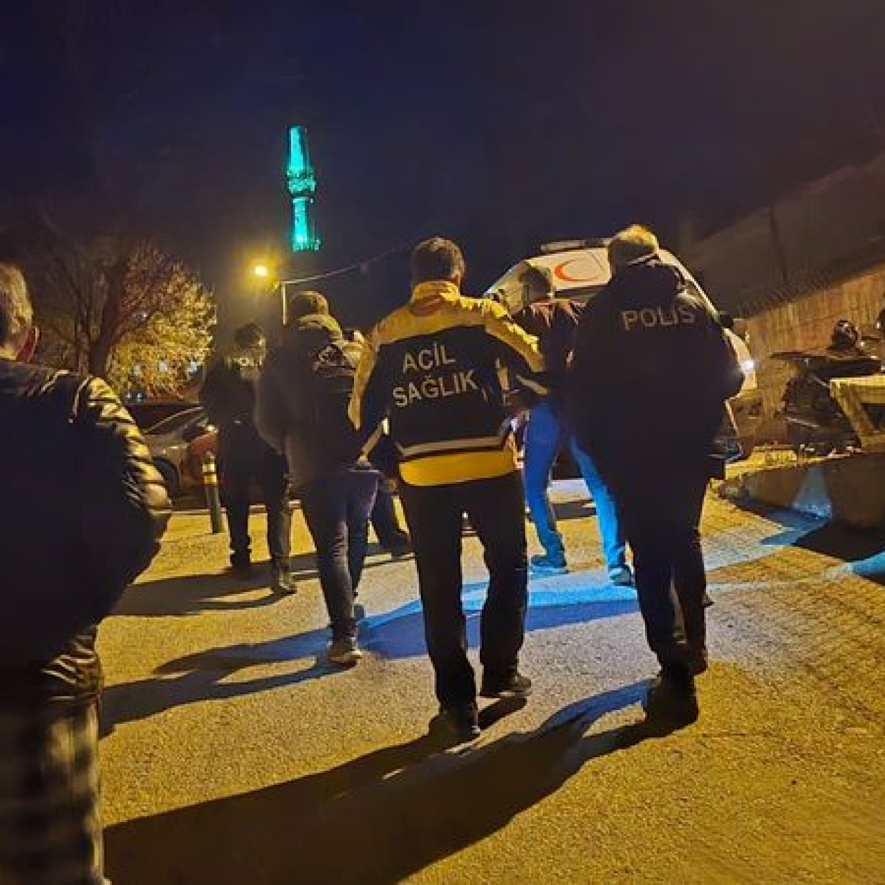 Baba ve oğul son anda kurtuldu