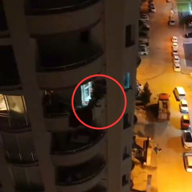 Evini ve kendini yakmak isteyen genci polis vazgeçirdi