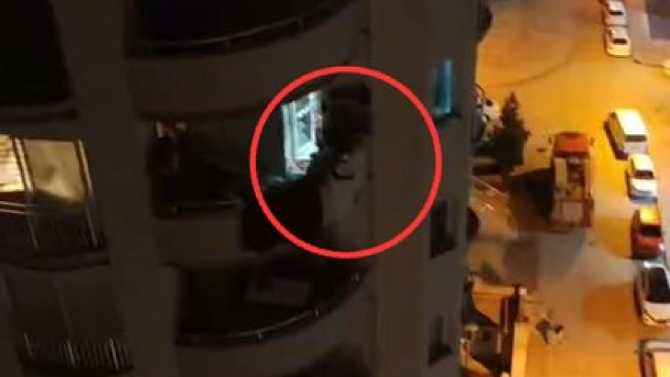 Evini ve kendini yakmak isteyen genci polis vazgeçirdi