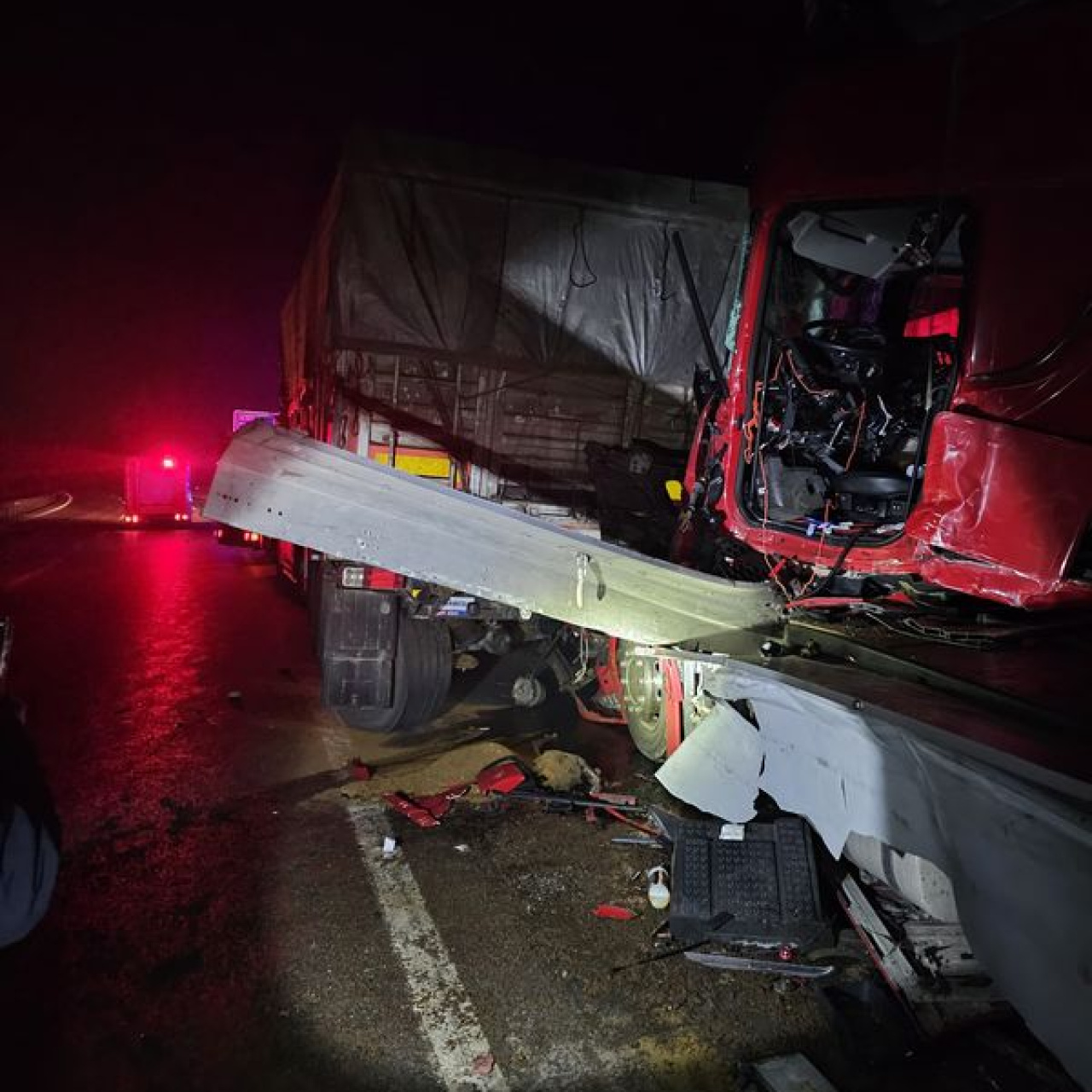 2 TIR çarpıştı: 1 ölü