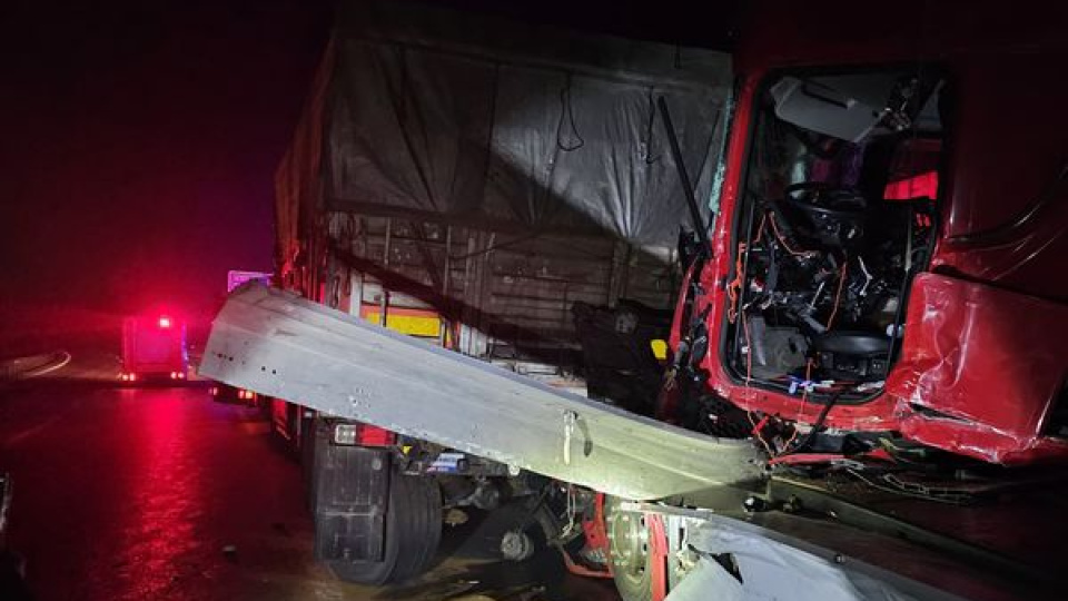 2 TIR çarpıştı: 1 ölü