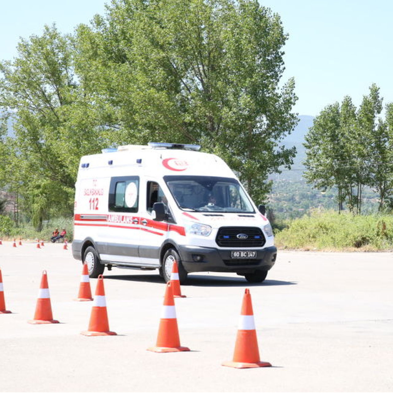 İstiflediği saman balyalarının üstüne düştü