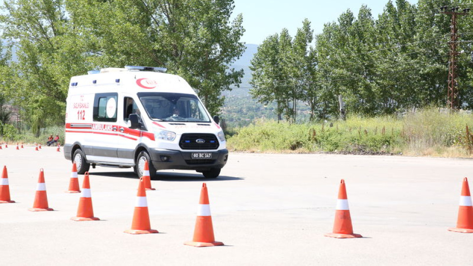 İstiflediği saman balyalarının üstüne düştü