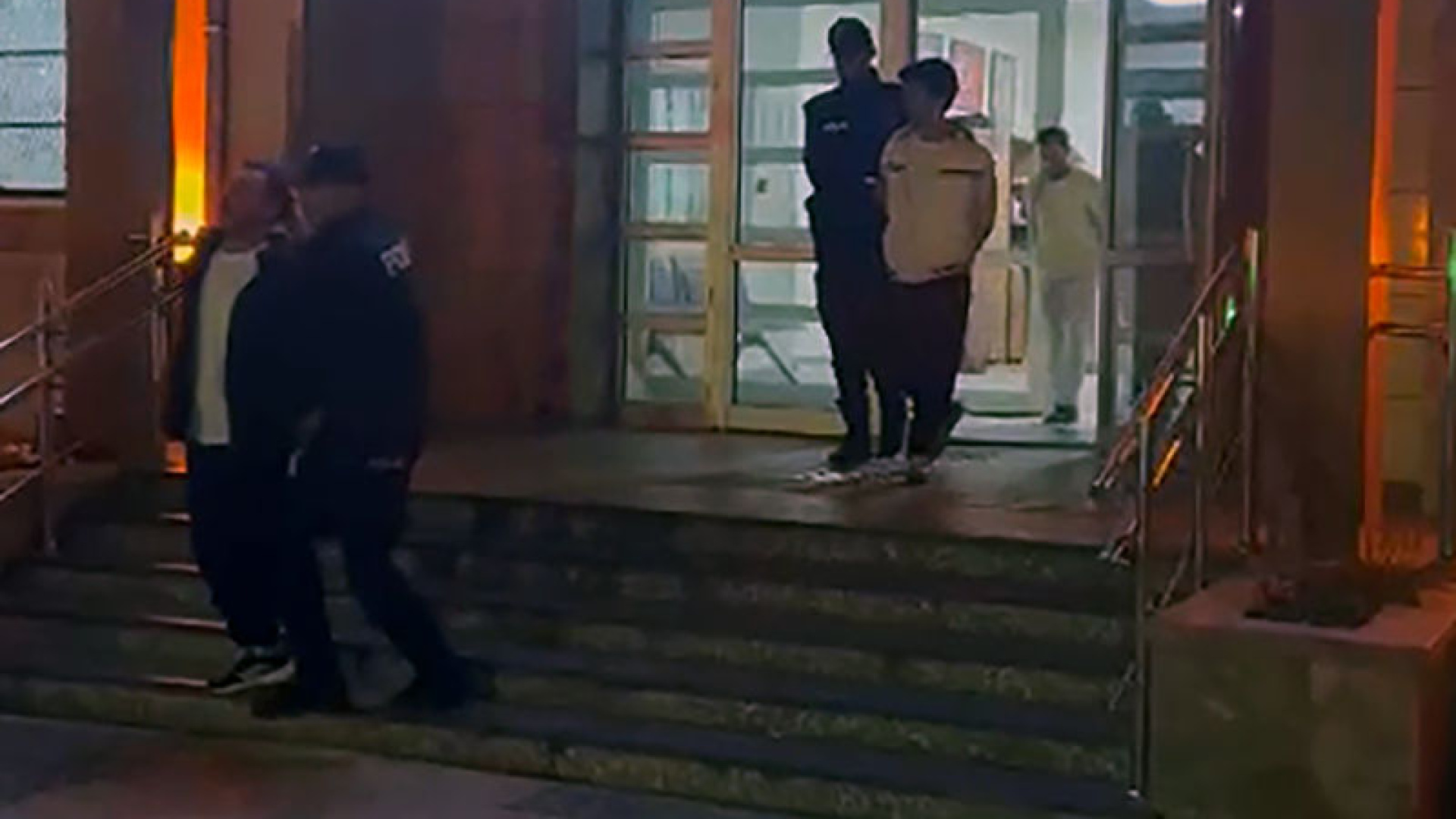 Adana'da 'Çekirdek Çete' Operasyonu: Firari Baba ve İki Oğlu Yangın Merdiveninde Yakalandı