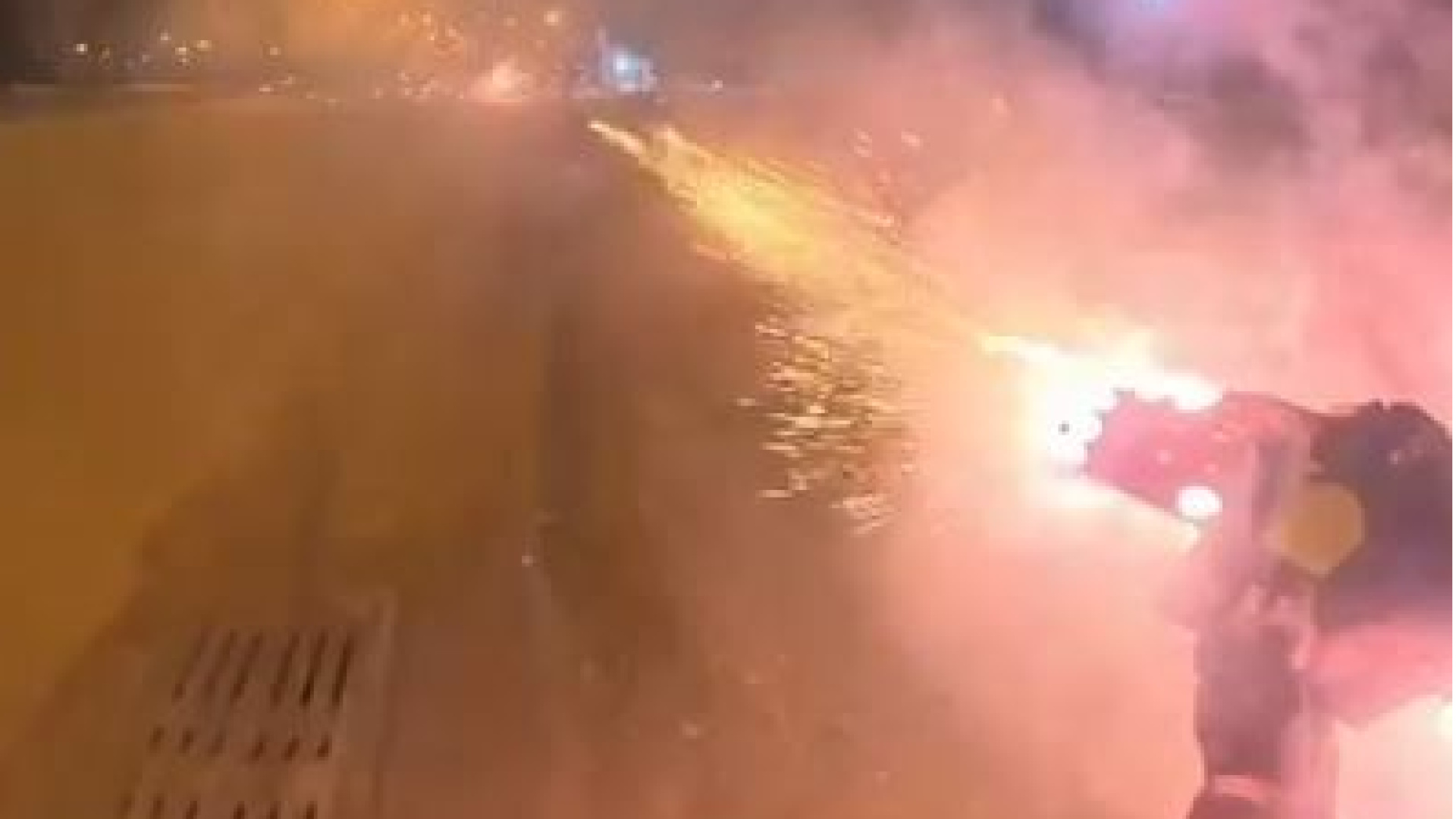 Diyarbakır'da Motosikletli, Havai Fişeklerle Arkadaşlarına Şaka Yaptı!