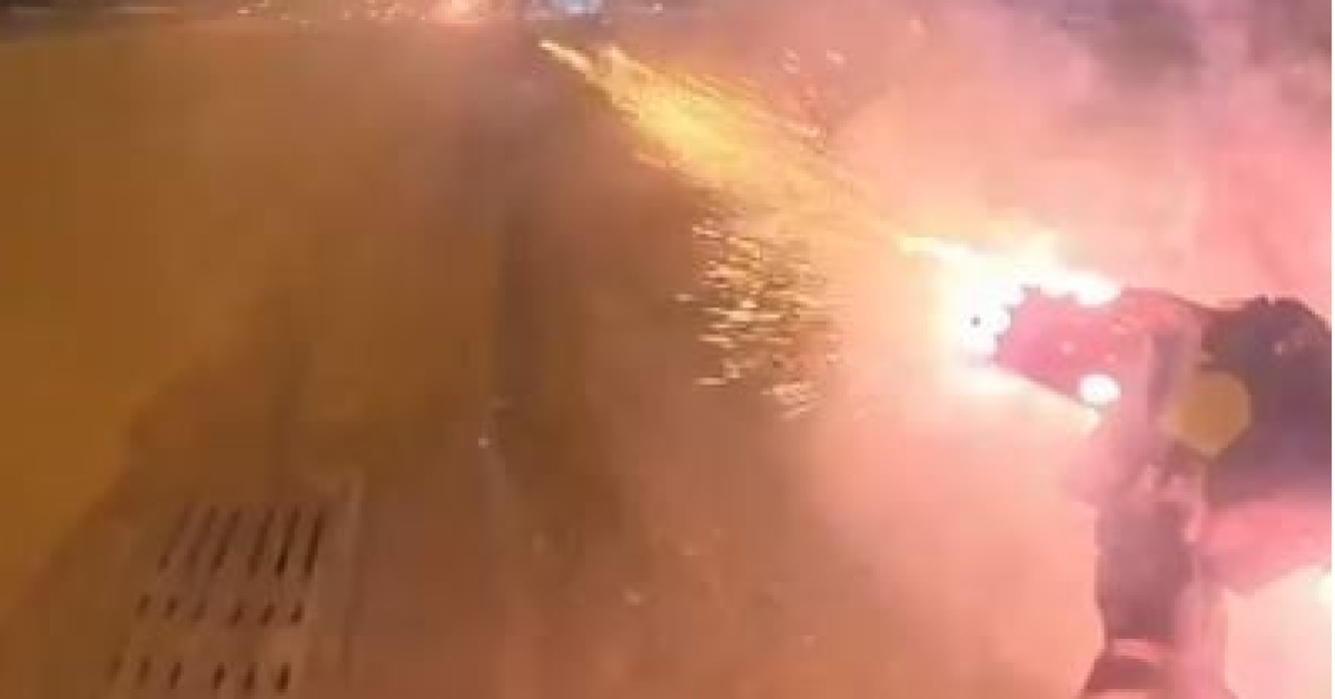 Motosikletli, akıl almaz bir şaka yaparak havai fişekleri...