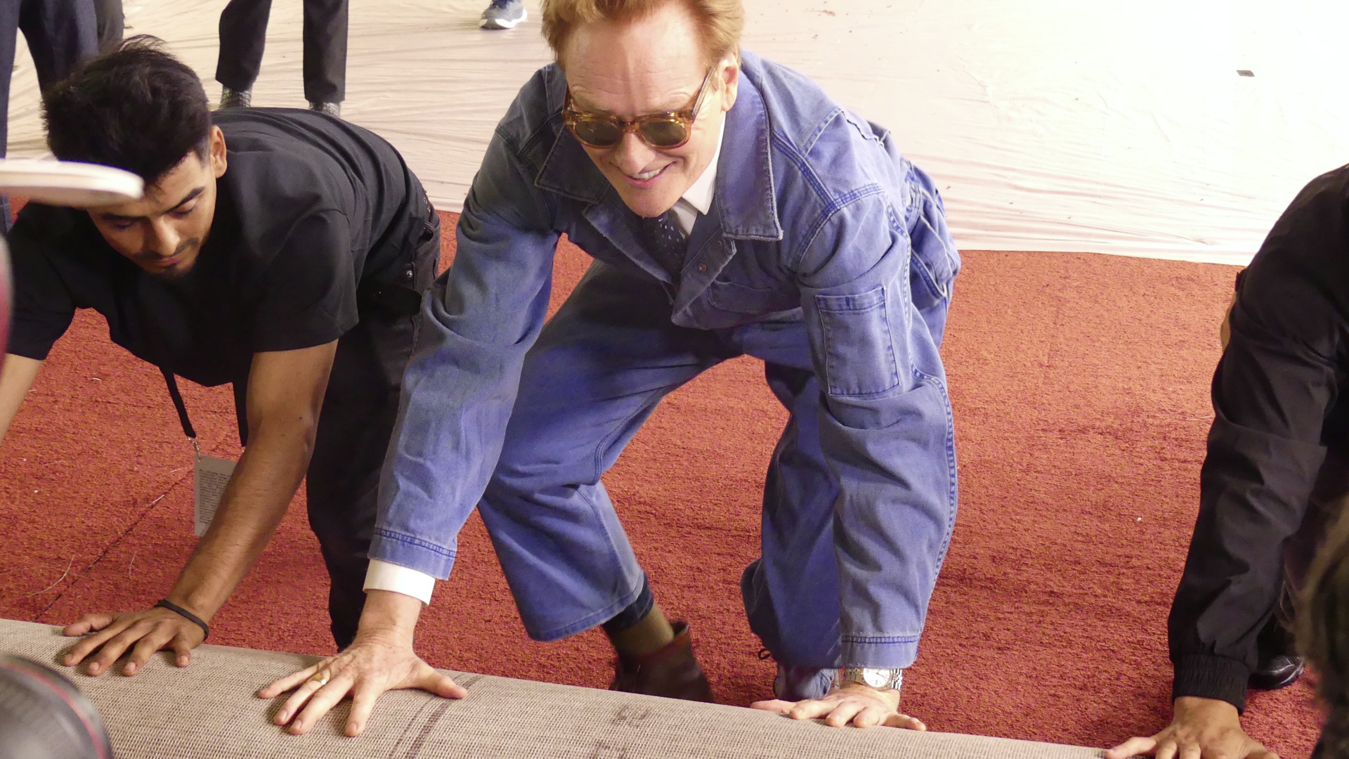 Conan O'Brien Oscar'ın Kırmızı Halısını Serdi: Kot Tulumla Görüntülendi