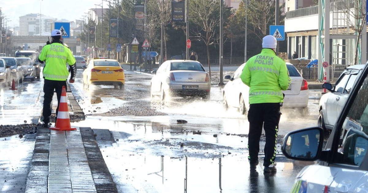 Sivas'da Şebeke Borusu Patladı: Cadde Göle Çevrildi