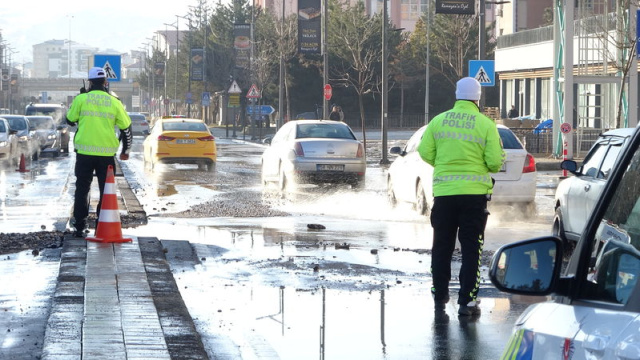Sivas'ta şebeke borusu patladı: Yol çöktü