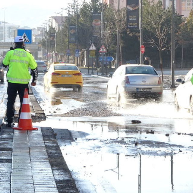 Sivas'ta şebeke borusu patladı: Yol çöktü