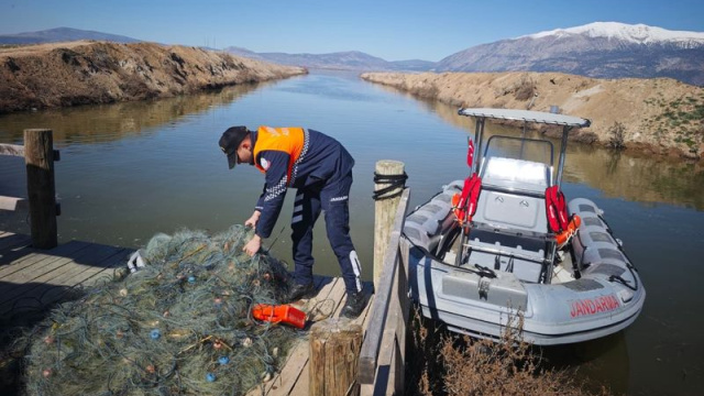 Işıklı'da 5 bin metre ağ ele geçirildi