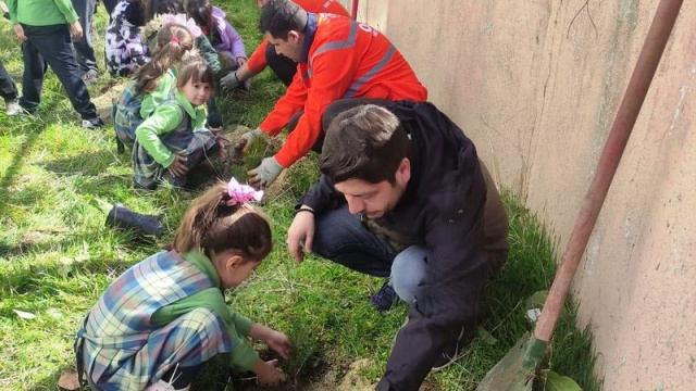 Minikler okul bahçesine fidan dikti