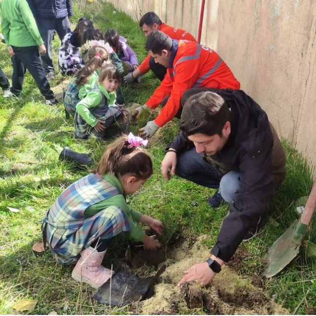 Minikler okul bahçesine fidan dikti