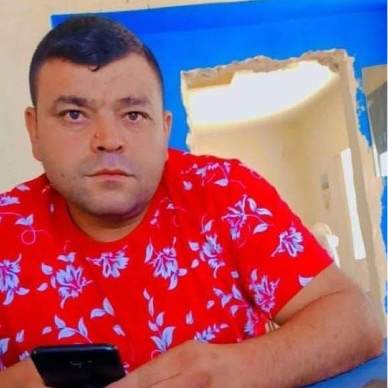 Eşini ve çocuğunu kurtarırken öldü