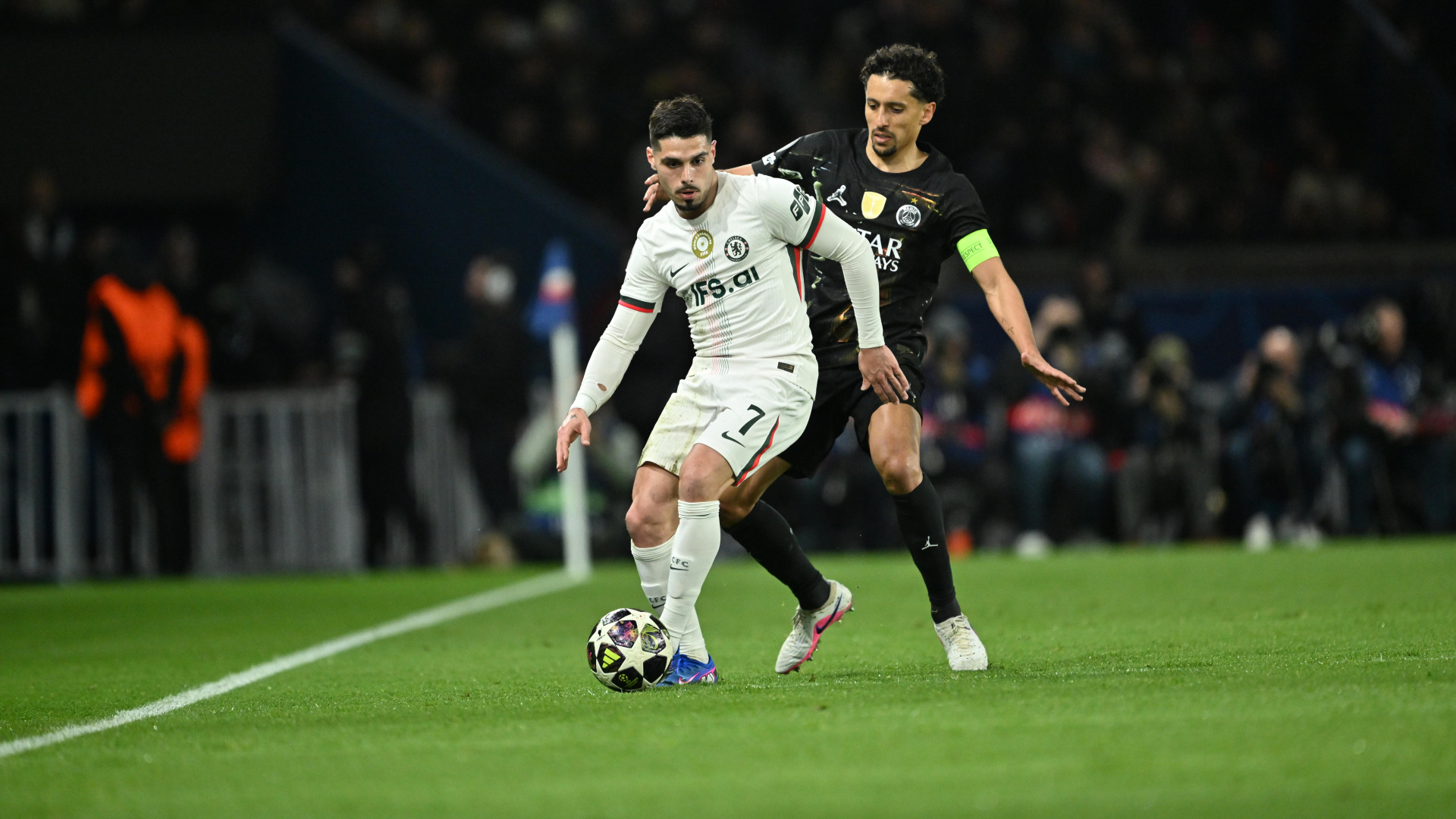 Pedro Neto, Top Toplayıcı Çocuğu İttikten Sonra Formasını Vererek Özür Diledi