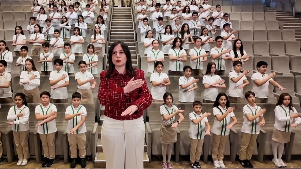 Doğa Koleji öğrencileri, İstiklal Marşı'nı işaret diliyle okudu