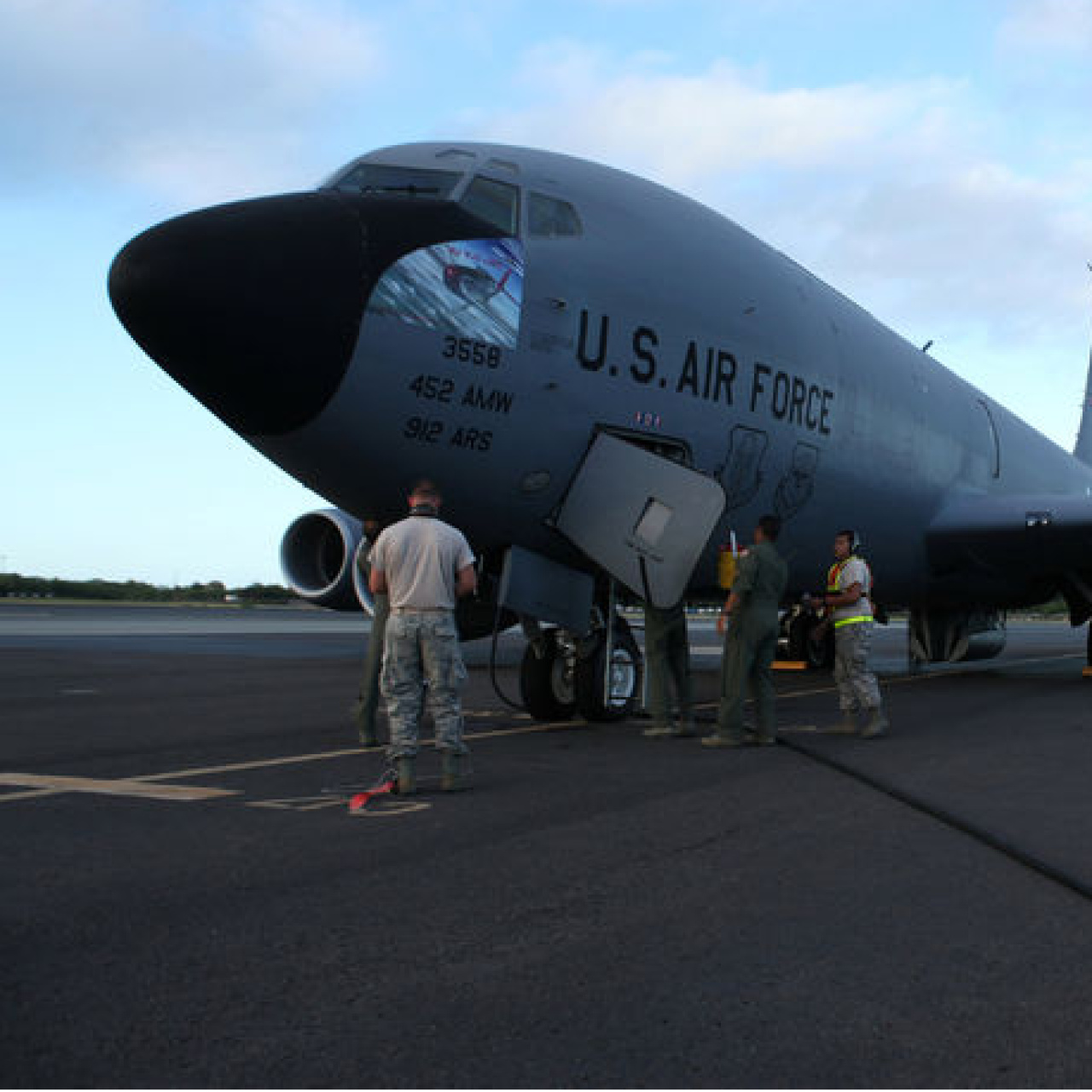 ABD'ye ait yakıt ikmal uçağı düştü