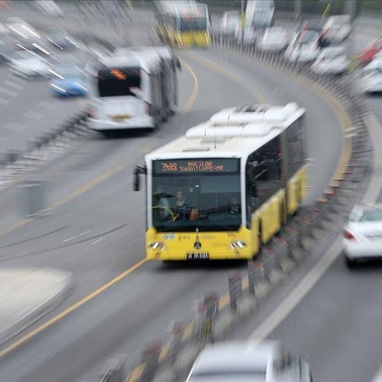 İETT otobüsü yayaya çarptı