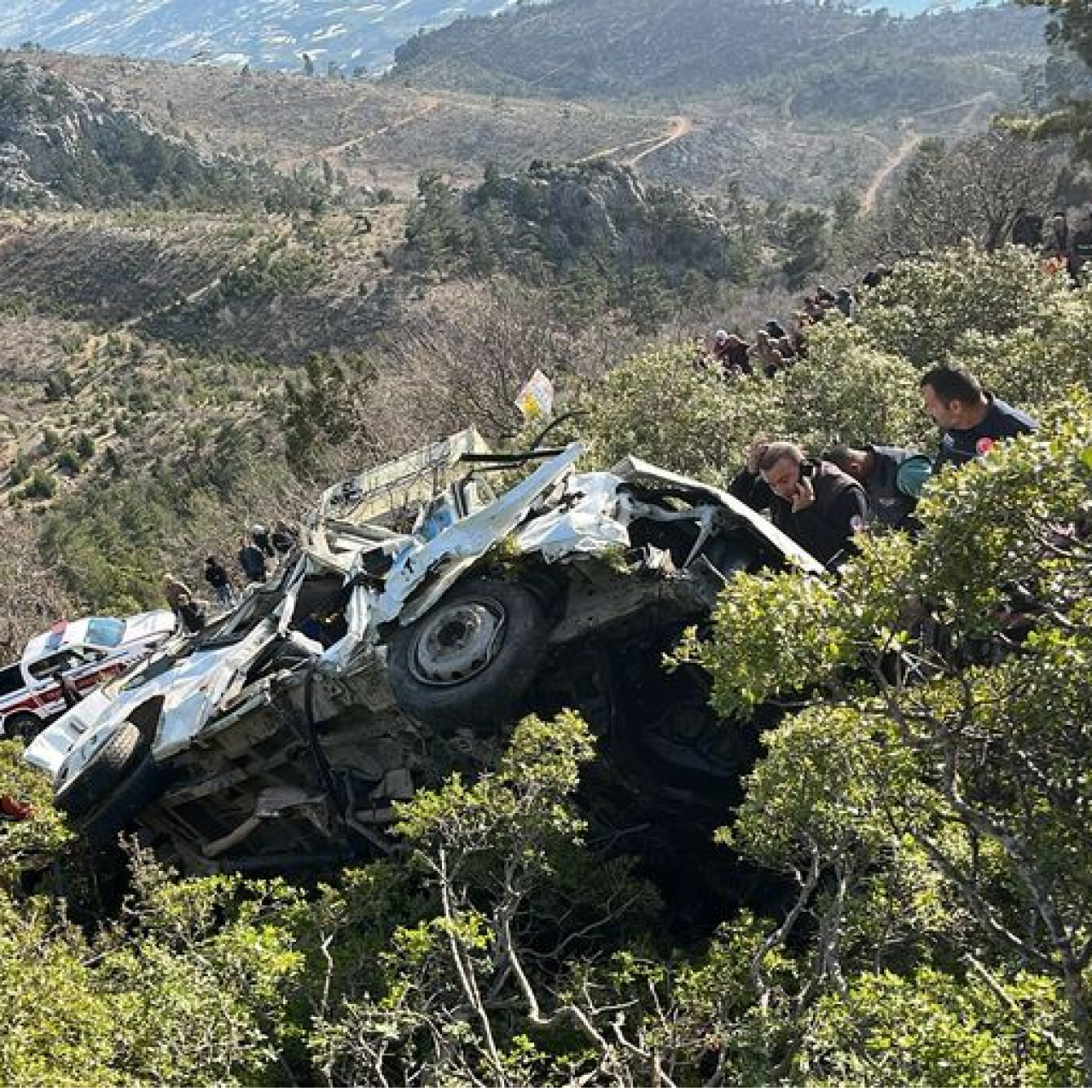 İşçi servisi uçuruma yuvarlandı! Ölenler ve yaralılar var!