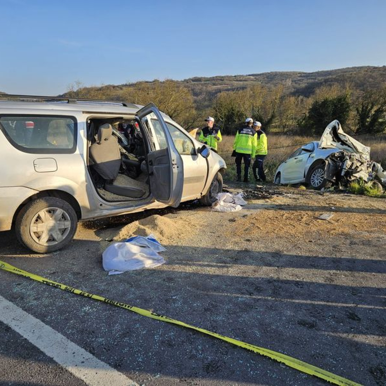 İki araç kafa kafaya çarpıştı: 1 ölü
