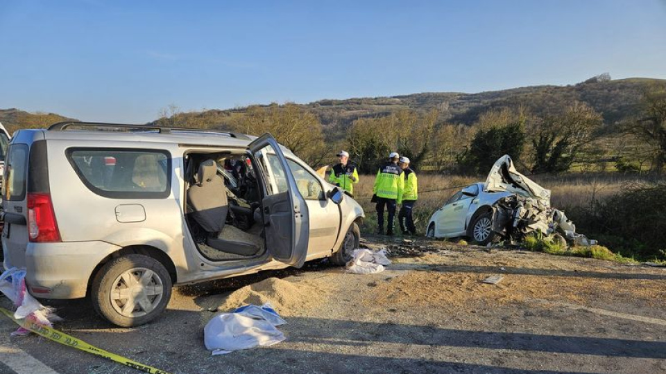 İki araç kafa kafaya çarpıştı: 1 ölü