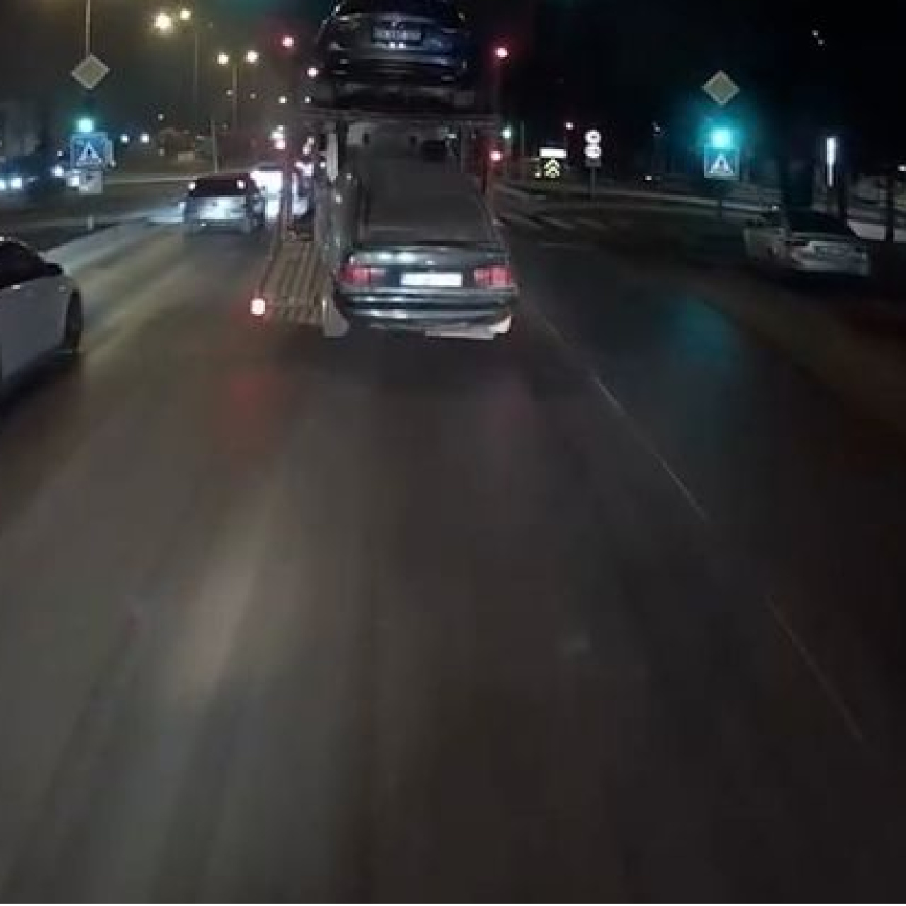 Otomobili düşürdü, yoluna devam etti!