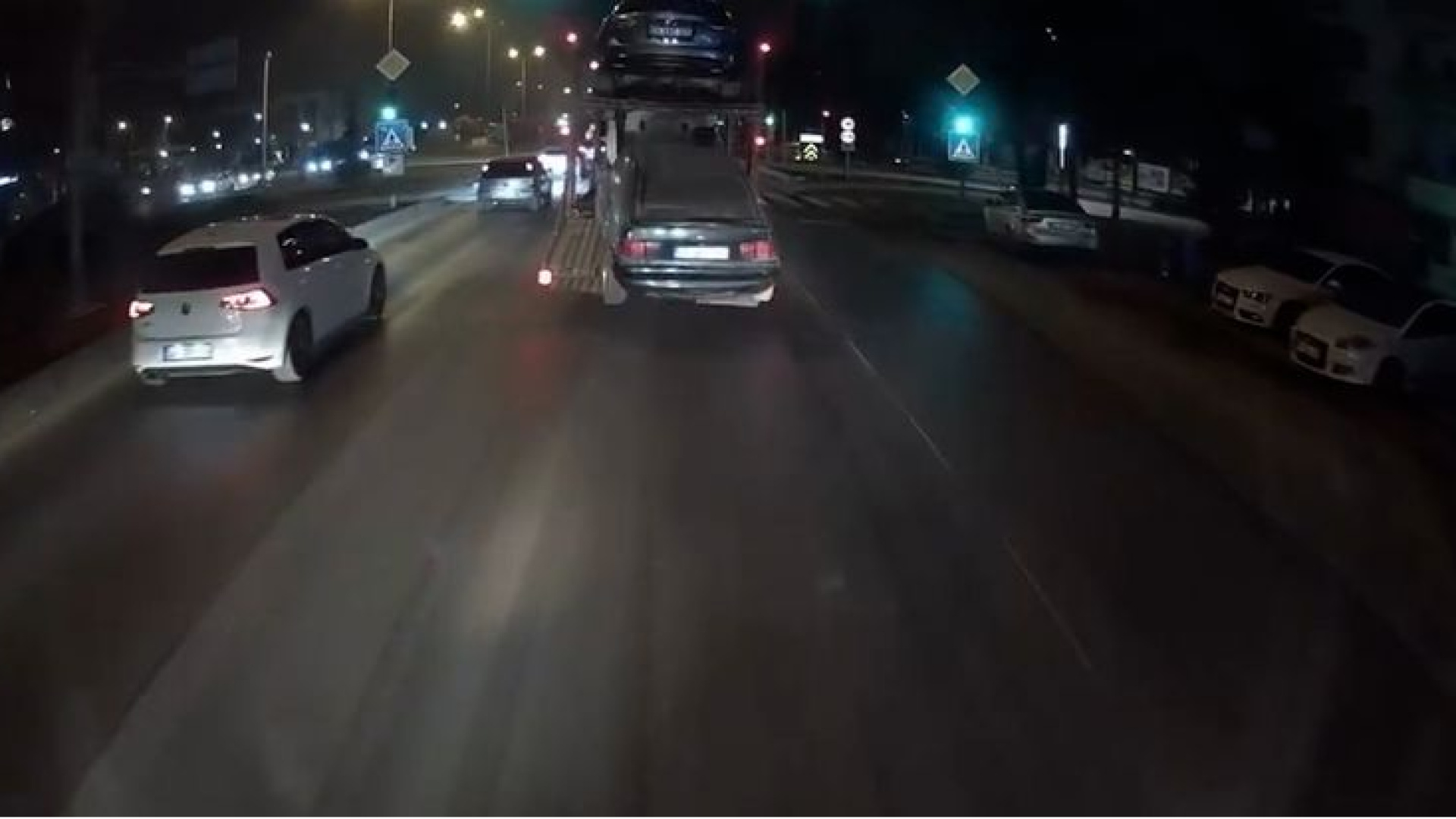 Bolu'da Çekici Üzerindeki Otomobil Yola Düştü, Sürücü Fark Etmeden Yoluna Devam Etti