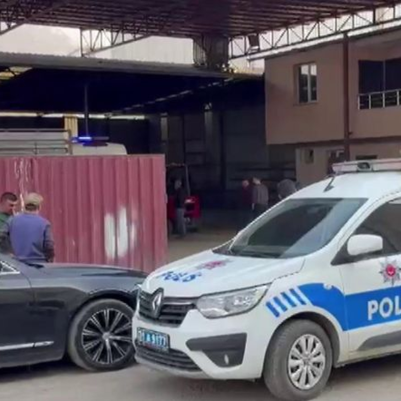 TIR lastiği patladı! Dehşet yaşandı!