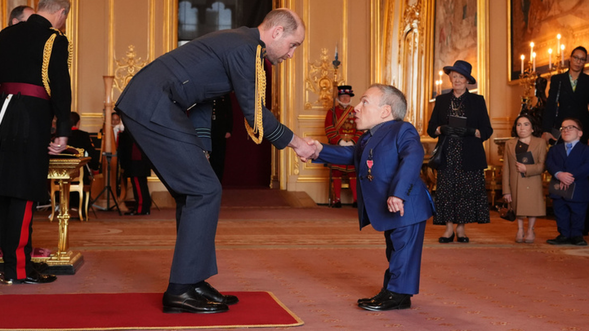 Prens William, 'Harry Potter' Yıldızı Warwick Davis'e Onur Nişanı Verdi