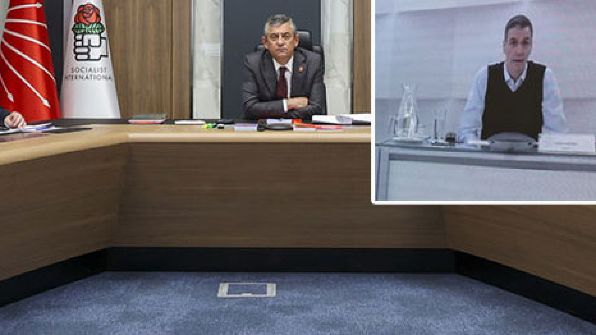 Özgür Özel, Pedro Sanchez'i Tebrik Etti: Demokrasi Bombalarla İthal Edilemez