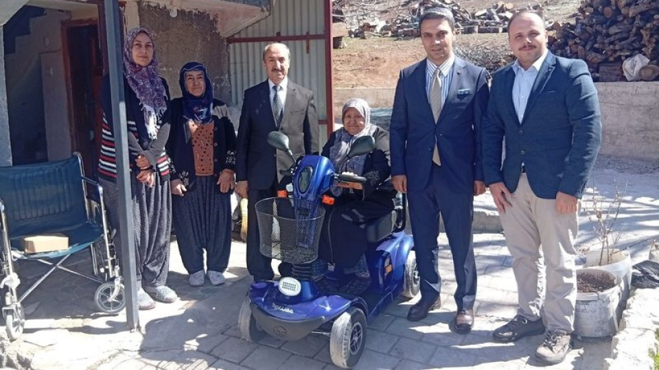 Mahalleli birleşti, akülü sandalye aldı