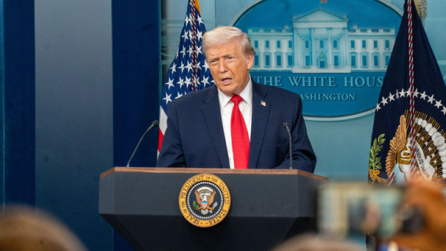 Trump: İran teslim olmak üzere