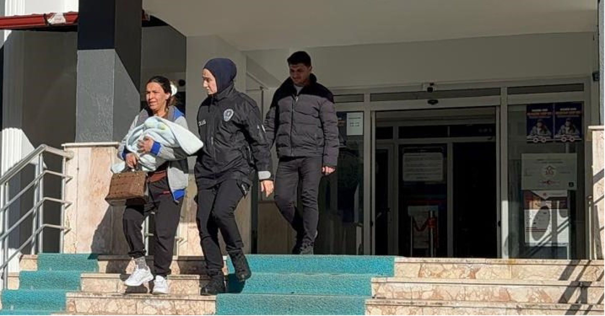 Bebeğinin Bezinde Uyuşturucu Saklayan Kız ve Baba
