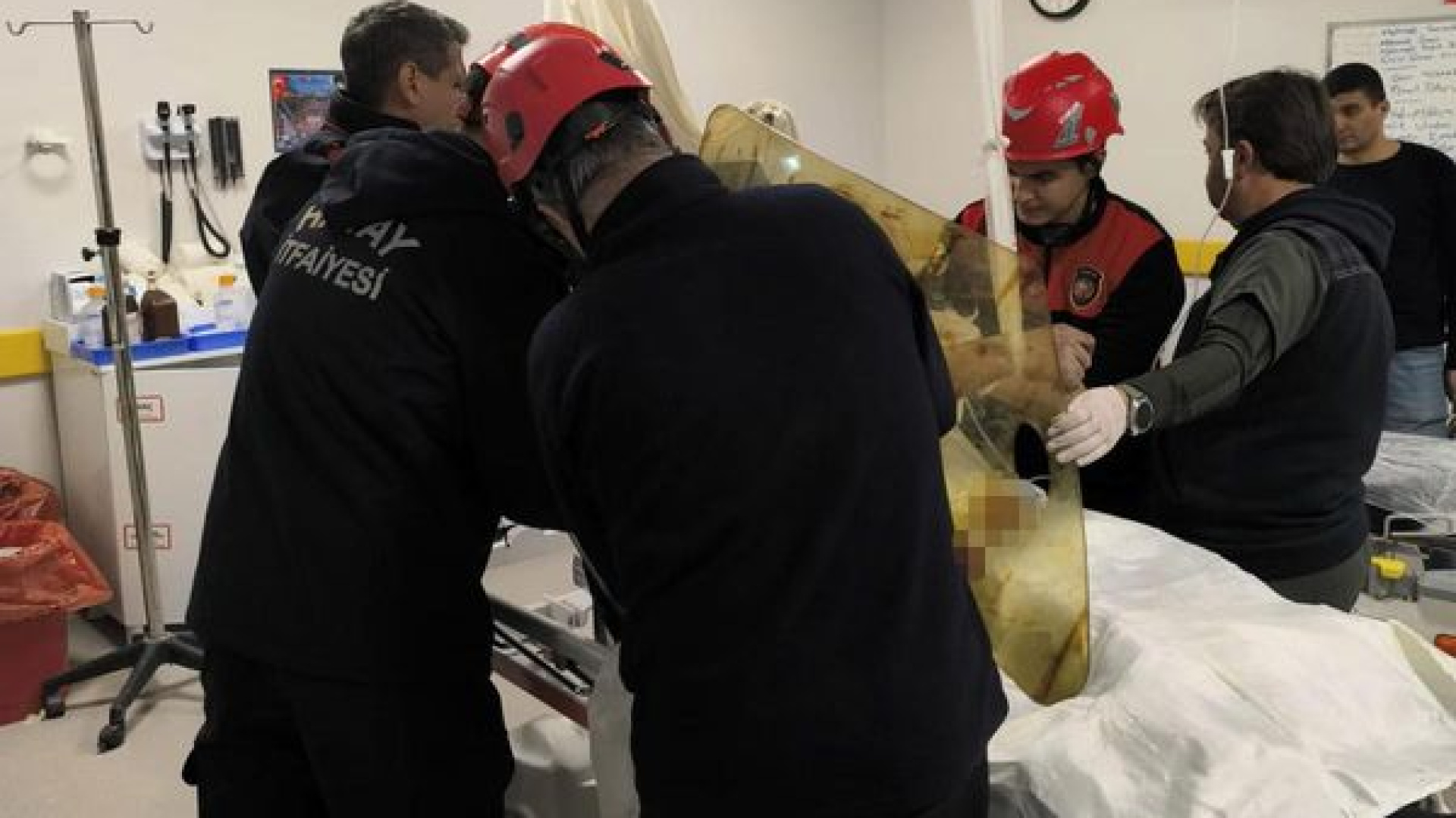 İtfaiye Ekibi Ameliyata Girdi! Hatay'da Göğsüne Demir Saplanan Hastaya Olağanüstü Müdahale